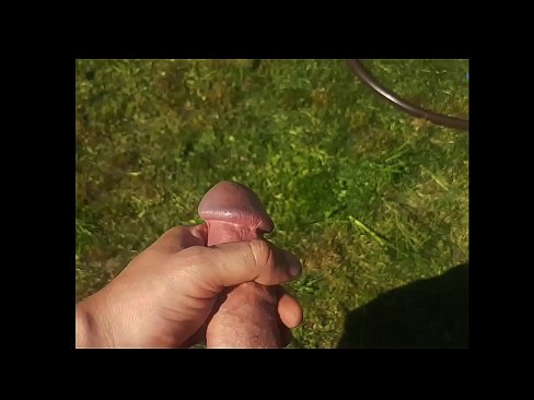 ❤️ Vroča lepotica dobi svojo rožnato pičko, ki jo jebe, in se zraven cmeri s curkom na poletnem vrtu ❤️❌ Krasni porniči na porno sl.porno-filmy.ru ❌️